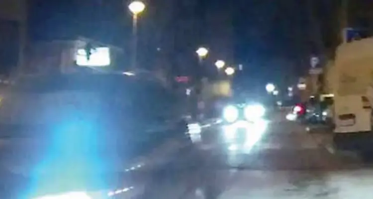 Centra un’auto e poi scappa, nessun ferito ma 10mila euro di danni. Caccia al pirata