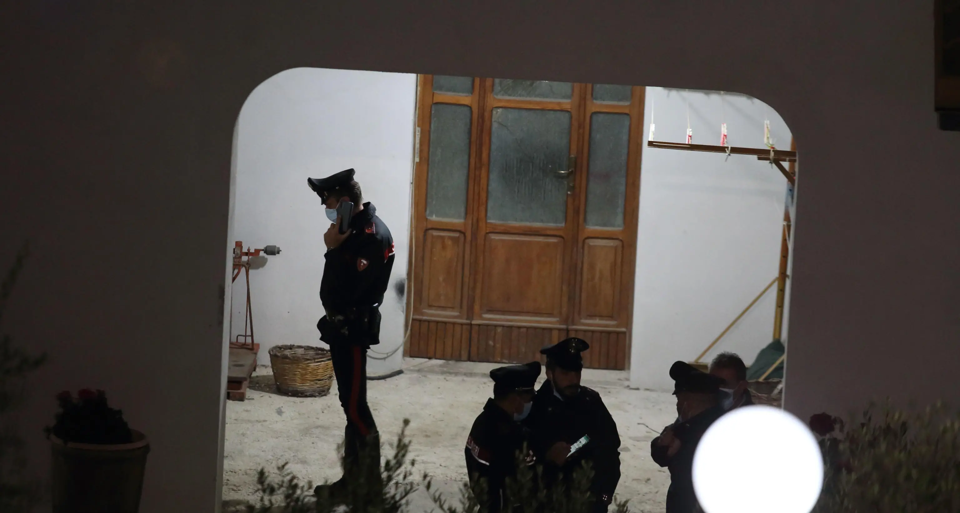 La denuncia di una coppia: rumori in soggiorno e i lampioni del giardino coperti con asciugamani: «Ma non li abbiamo visti»