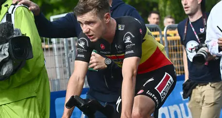 Giro d’Italia sotto shock, la maglia rosa positiva al Covid