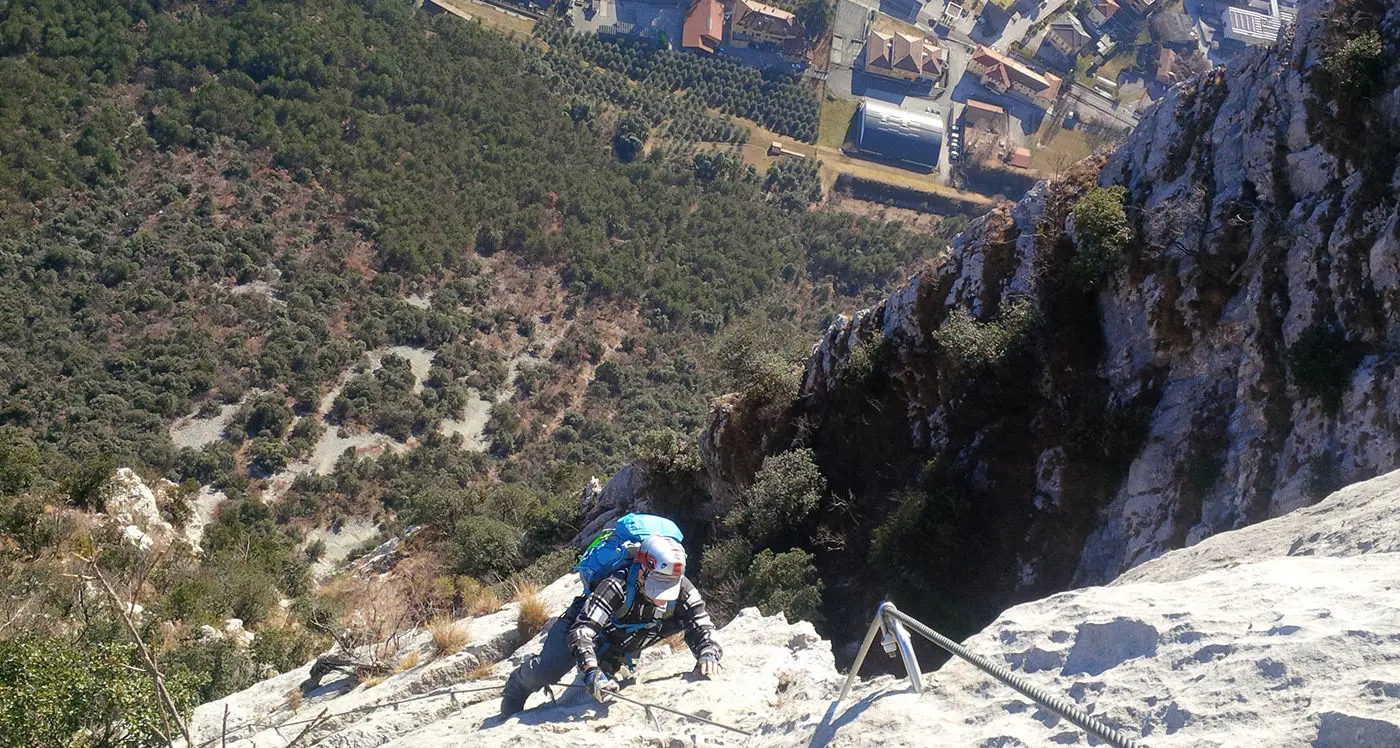 Scarica di sassi e ghiaia, chiusa la ferrata Pisetta, ferita una ragazza di 24 anni