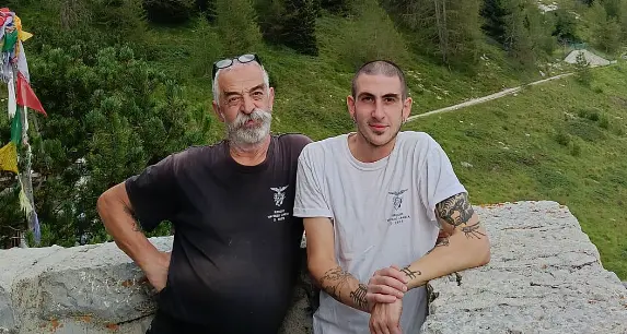 Al rifugio Lancia, controcorrente: «Qui mai spritz e patatine. Al massimo un minestrone»