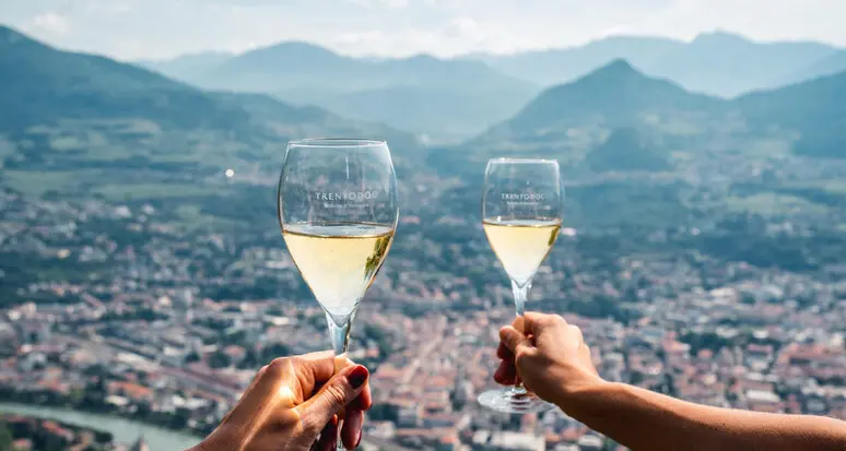Trentodoc, un giro di affari da 185 milioni di euro: nel 2023 aumento dei ricavi del due per cento