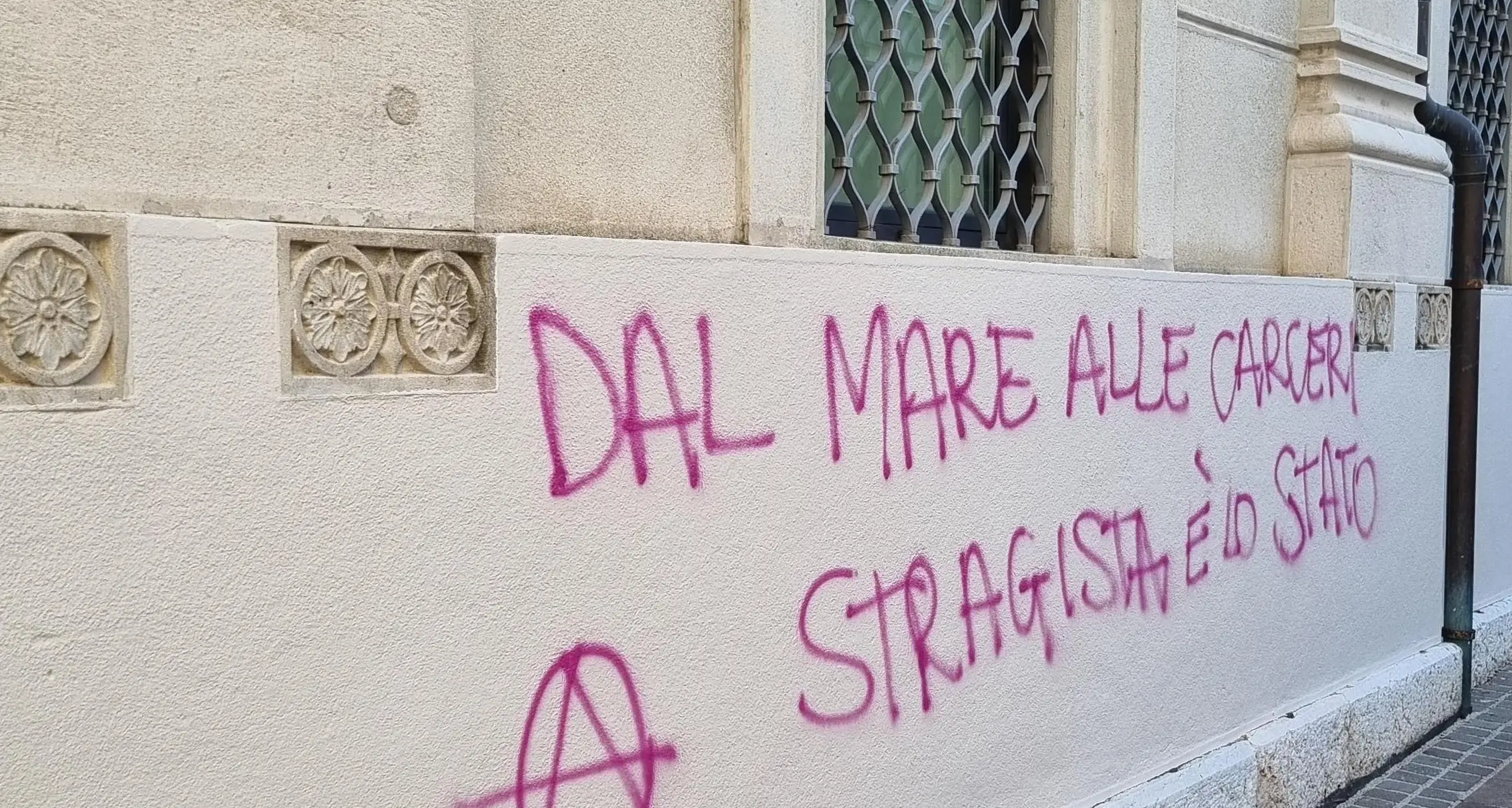 A Rovereto è caccia agli imbrattatori seriali: dallo stupore alla rabbia per l'ennesimo sfregio