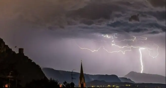 Anche stasera temporali intensi e grandine: l'Alto Adige non abbassa l'allerta «Alfa»