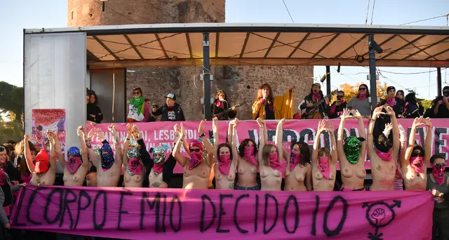 Donne: azione attiviste a Roma, nude come studentessa Iran
