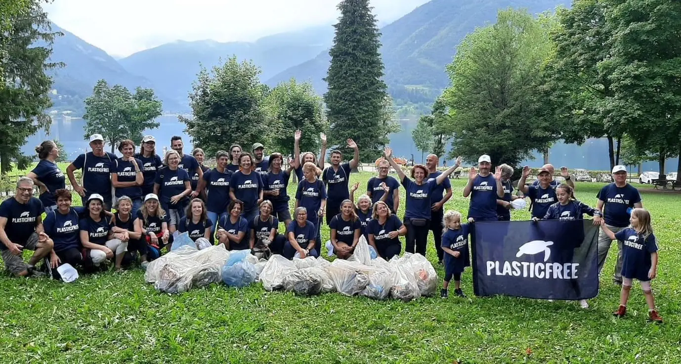 La carica dei 45 volontari per ripulire le sponde del lago di Ledro da mozziconi e plastica