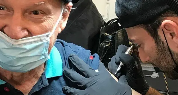 Giorgio Moroder, primo tatuaggio a 81 anni, regalo del figlio per il compleanno