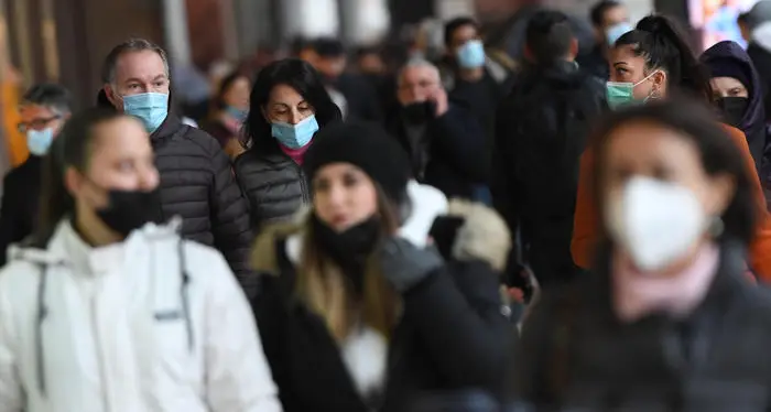 Arriva il super-green pass: chi si fa i tamponi potrà andare solo al lavoro, off limits spettacoli, bar e ristoranti ai non vaccinati