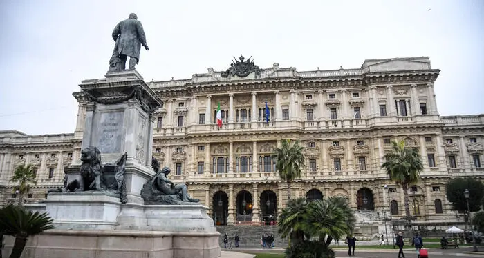 Latte crudo, Cassazione a metà: il ricorso di Biasi inammissibile, sentenza annullata per il casaro. La storia