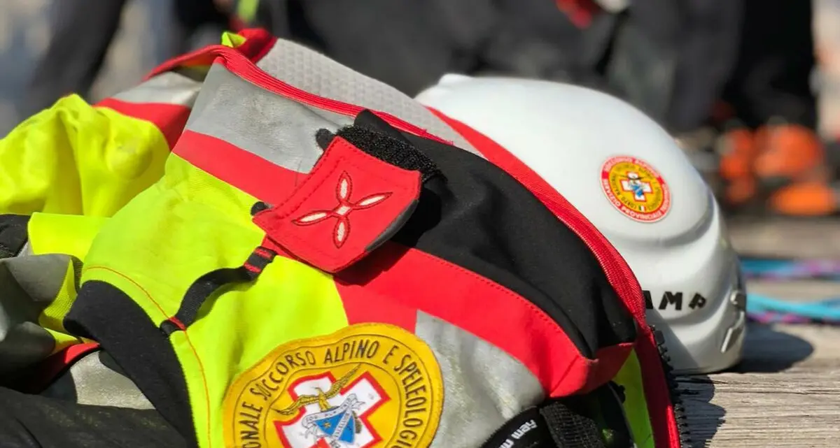 Inciampa sul sentiero e cade per tre metri: ferito un escursionista di 71 anni