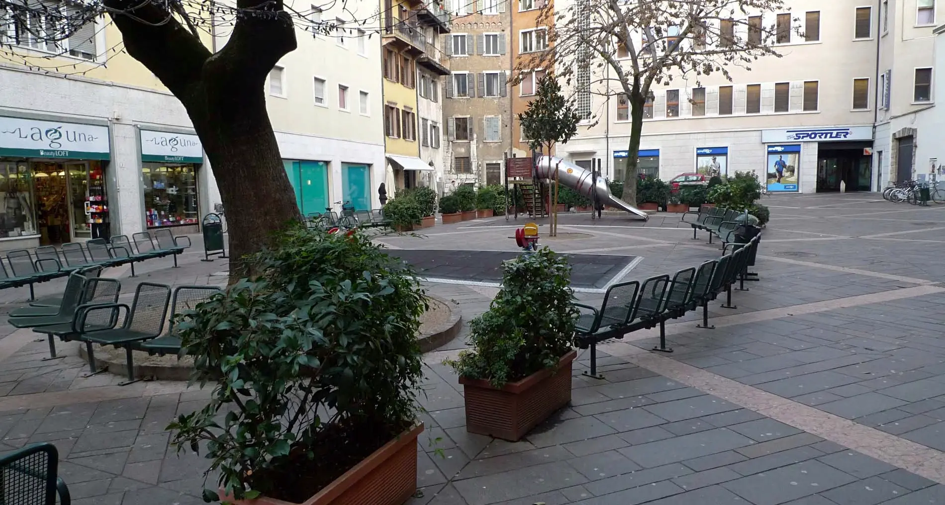 La denuncia di una mamma di Trento: «Ha provato a rapire il mio bambino ai giochi»