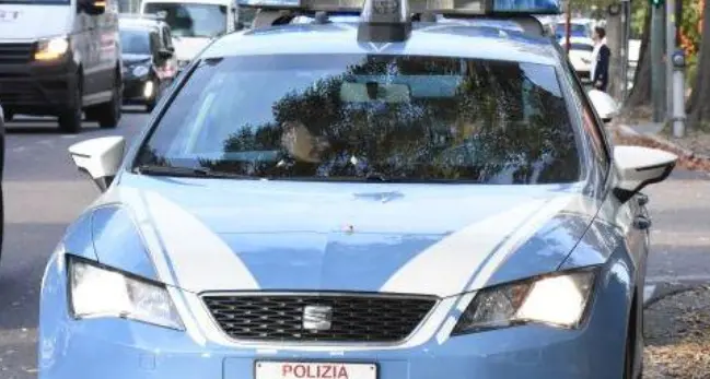 In macchina, in piazza Venezia, con la cocaina, bilancino e un sacco di soldi: arrestato dalle Volanti