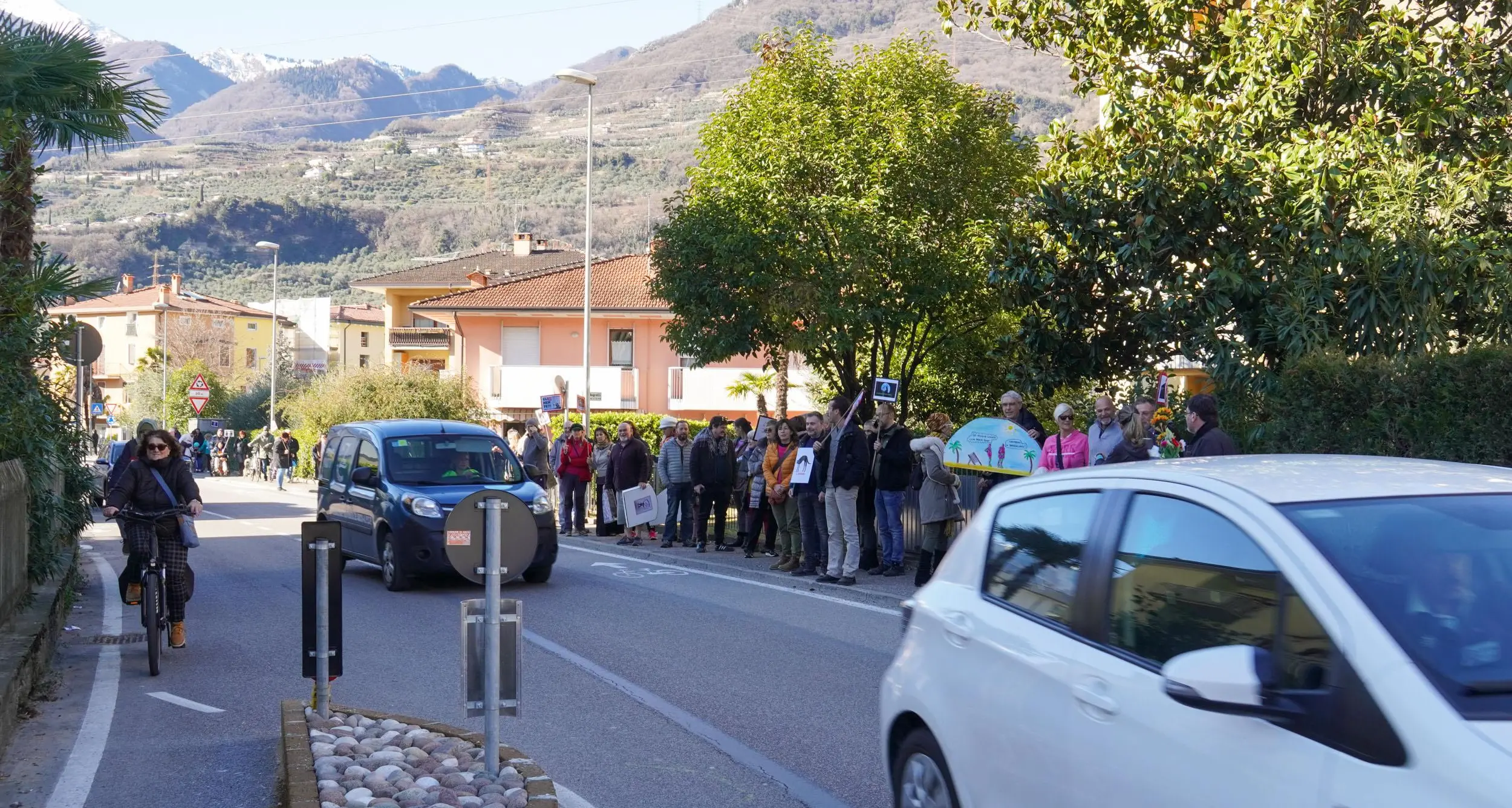 Dissuasori stradali, ad Arco si pensa al referendum: manifestazione in centro