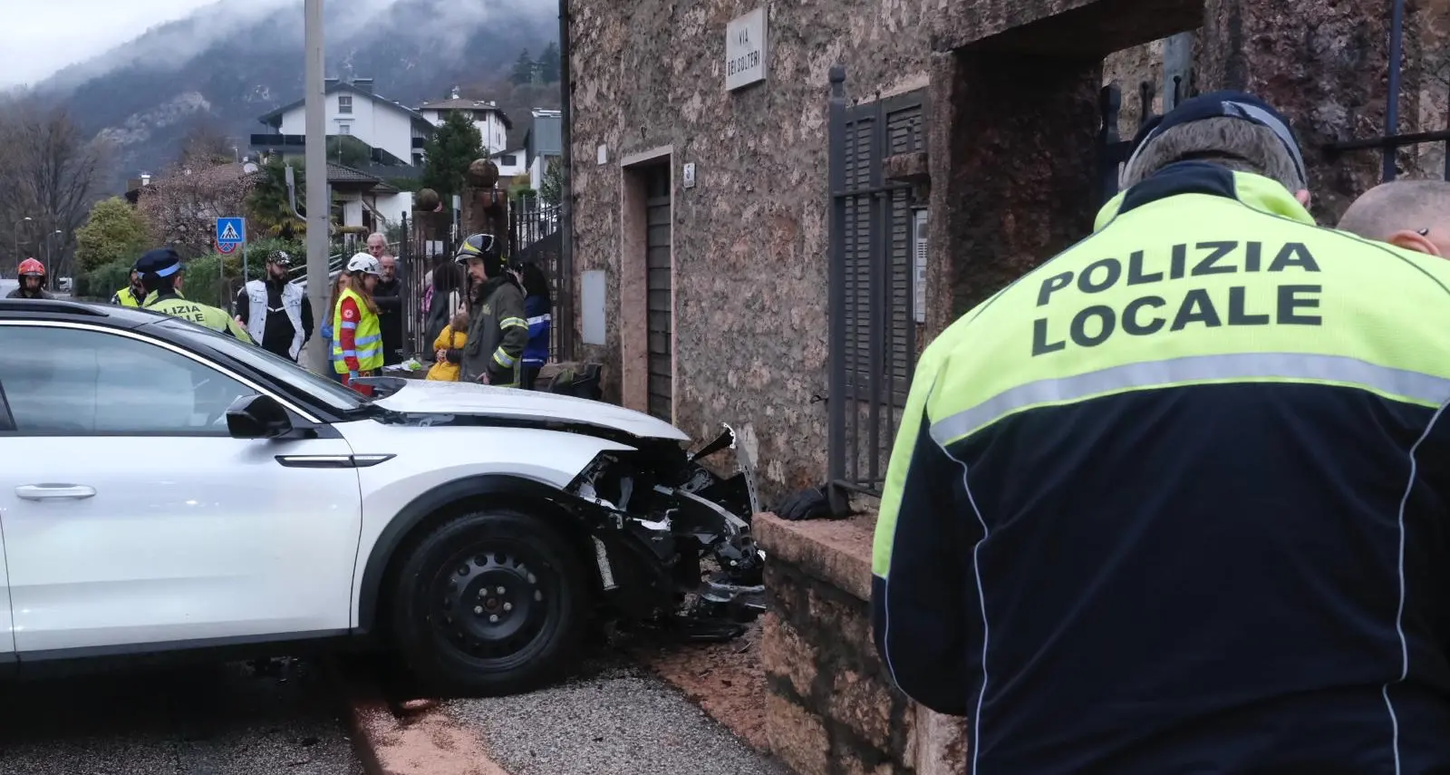 Carambola di auto fra via Solteri e via Gilli: due donne ferite nello schianto contro il muro di una casa