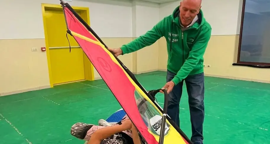 Arianna e Marco, il windsurf oltre la disabilità. La mamma della giovane: “Una grande gioia”