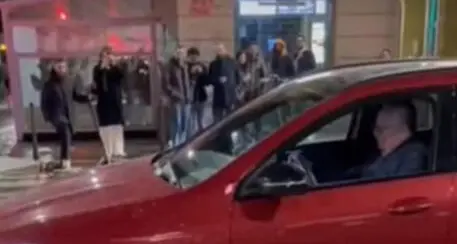 Massimo Boldi in auto incastrato tra le rotaie del tram a Milano