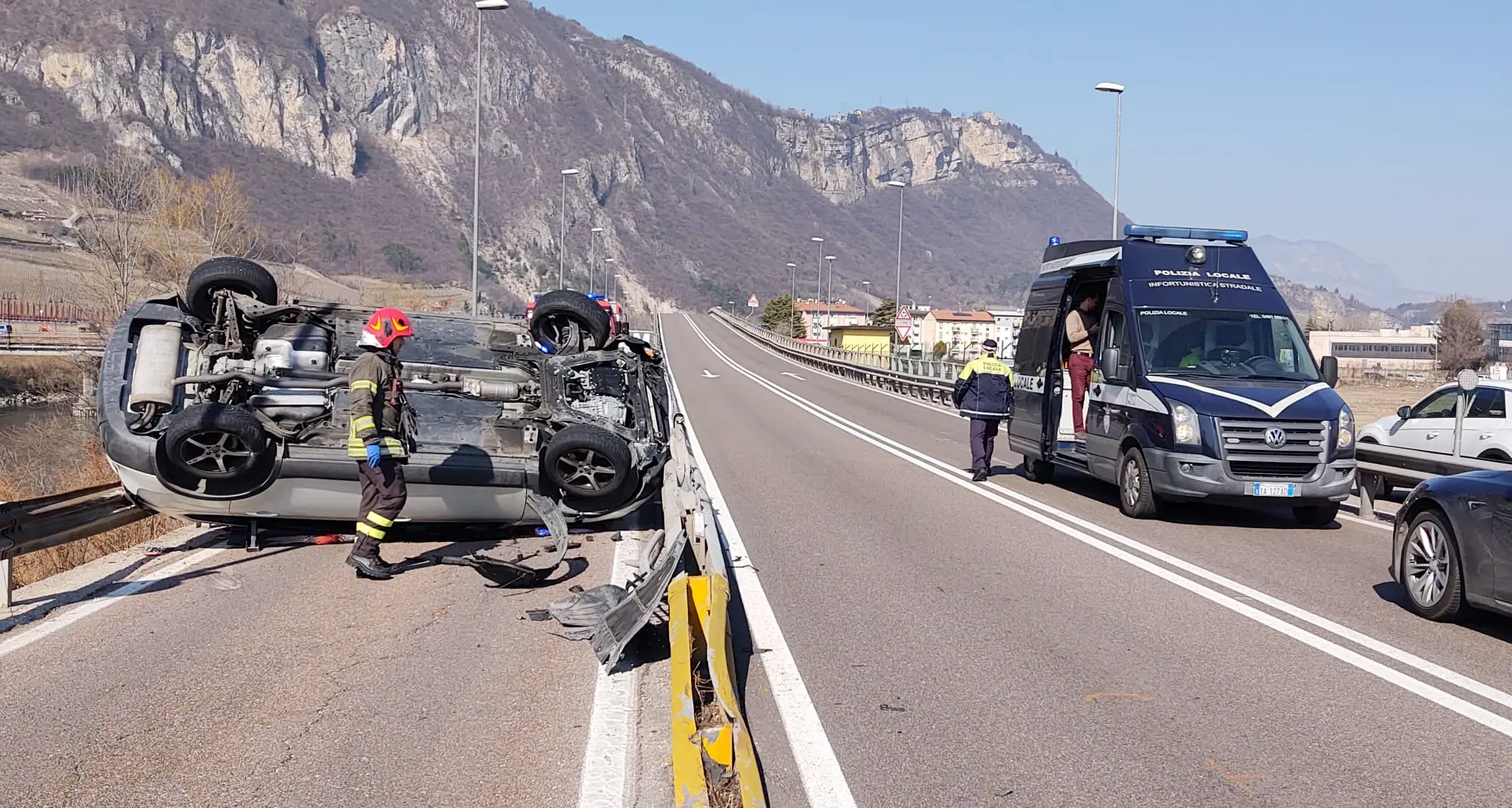 Auto ribaltata al ponte di Ravina, tangenziale di Trento in tilt
