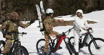 Basta muli, gli alpini vanno in e-bike: la sperimentazione a Villabassa, le bici sono «tattiche»