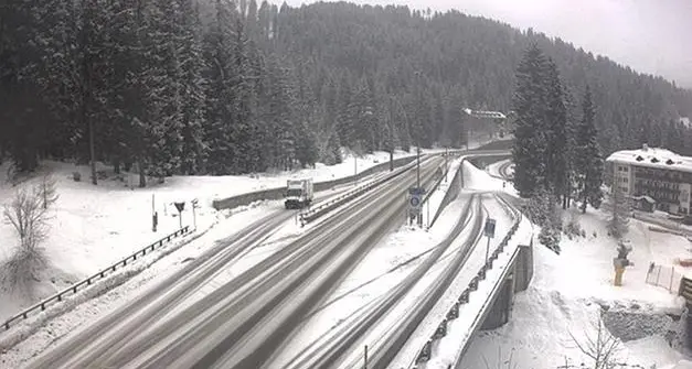 Maltempo: in Trentino torna la neve oltre gli 800 metri, ma anche il vento