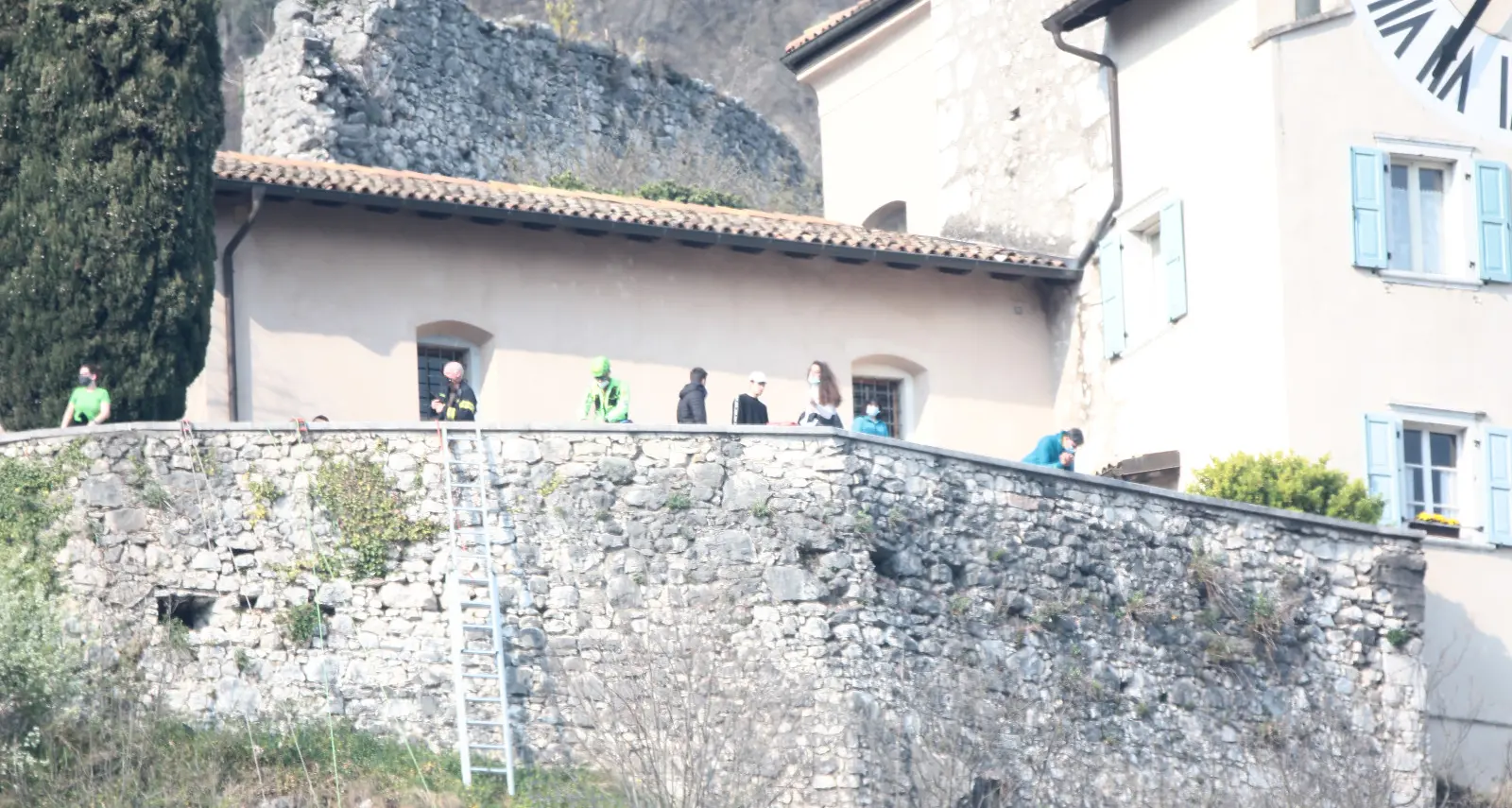 Il complicato salvataggio del ragazzo caduto dal muro di Montalbano