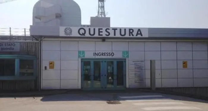 Niente mensa per i poliziotti di Trento senza green pass, la protesta del sindacato