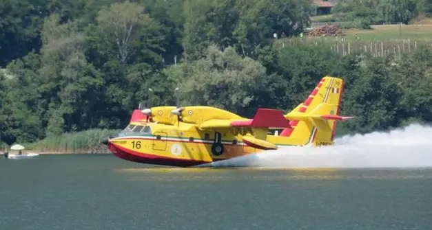Incendi, da giugno 878 interventi per Canadair: ben 37 sulle regioni dell’arco alpino