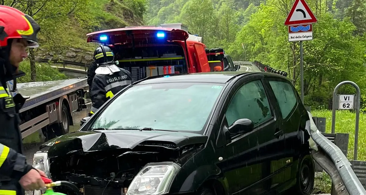 Imer: finiscono con la loro auto contro il guard rail, ferite due 21enni