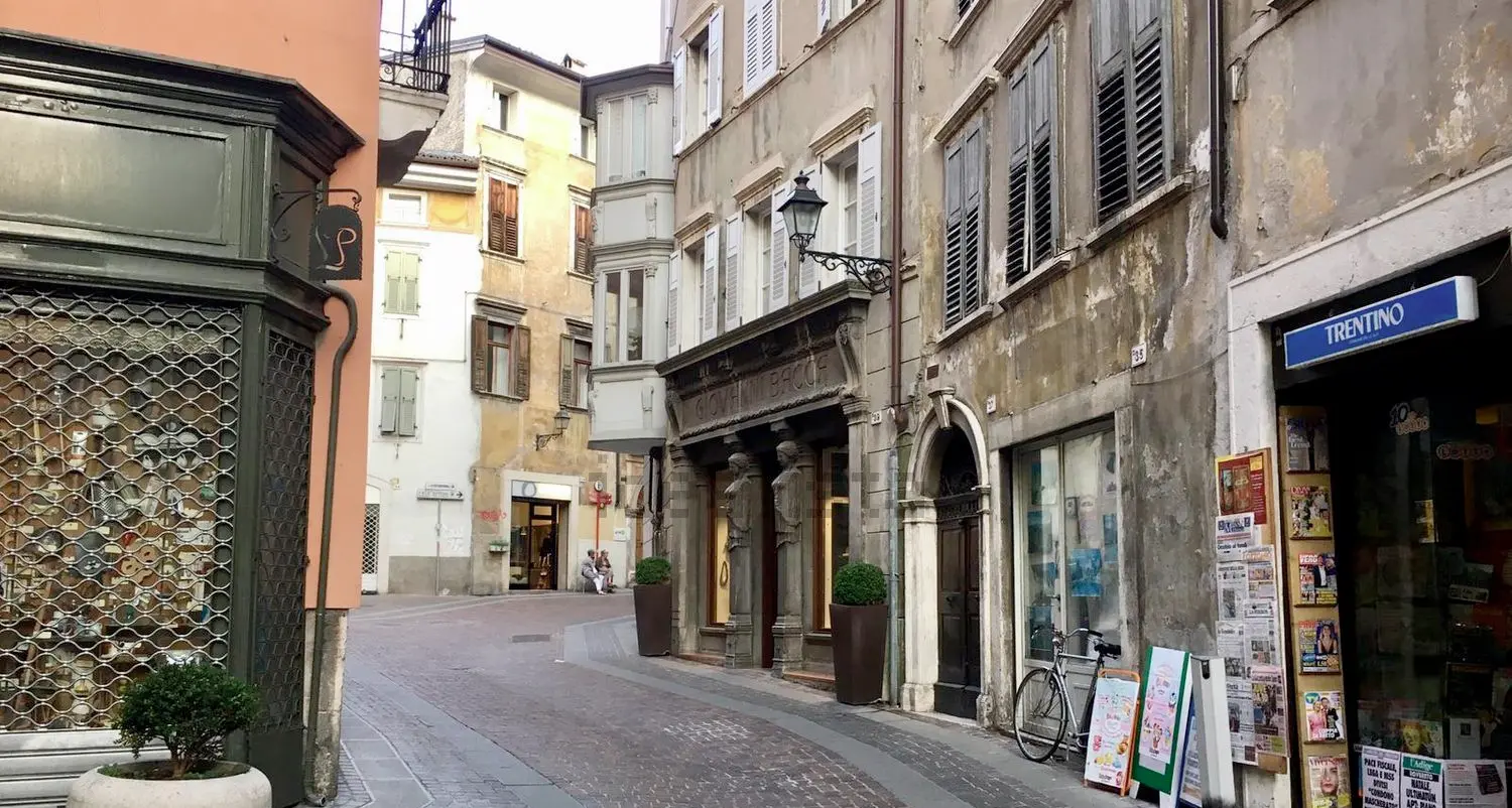 Rovereto, il centro storico è deserto e sta morendo: «Pochissima gente, e non entra più nei negozi»