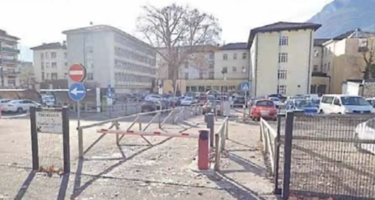 Trento, parcheggiatore in cella per estorsione: l’uomo pretendeva 5 euro da un automobilista
