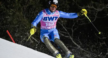Razzoli terzo a 37 anni, lacrime di gioia nello slalom di Wengen