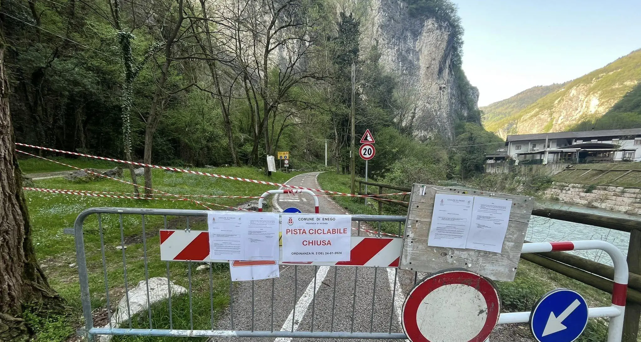 Frane sotto Enego, ancora un crollo verso il Cornale, chiusura prolungata per la ciclabile della Valsugana