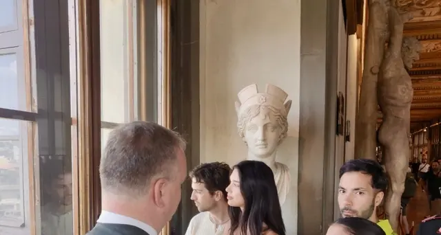 Uffizi: Dua Lipa a Firenze per scoprire i tesori della Galleria