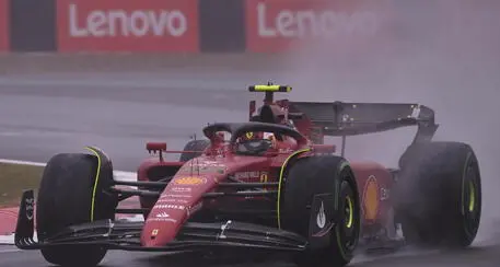Pole del ferrarista Carlos Sainz in Inghilterra, secondo Verstappen