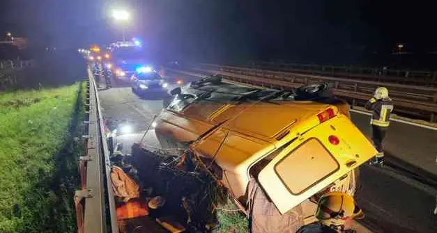 Si ribalta un furgone sull’A22: ferito il conducente