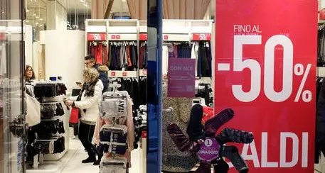 Saldi al via in tutta Italia, grande attesa per 15 milioni di persone. Tutto quello che c’è da sapere