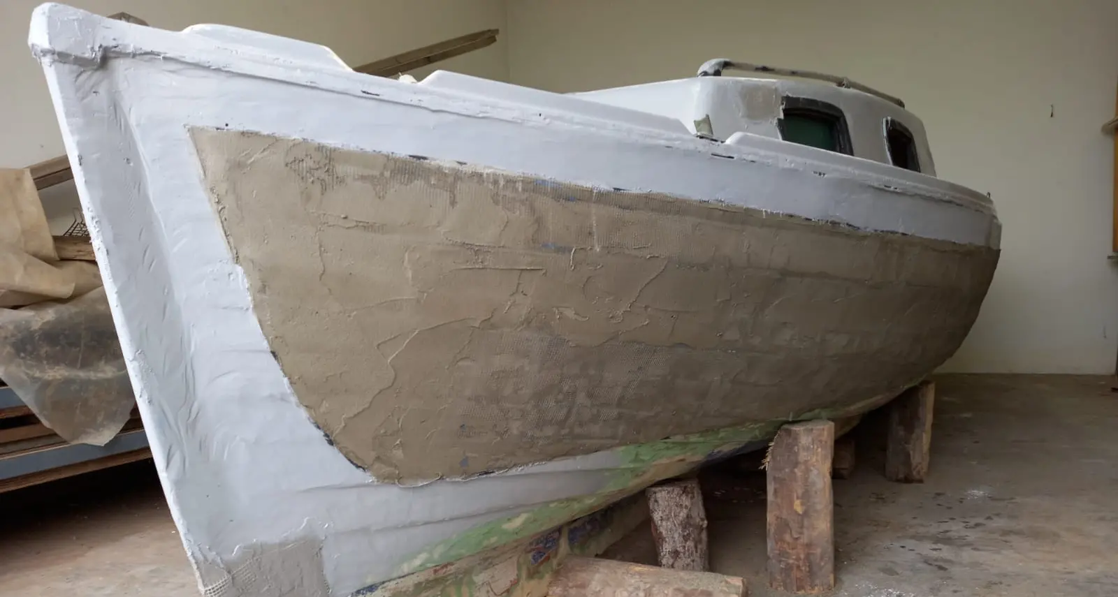 La barca recuperata dal lago diventa uno straordinario mosaico: l’opera dell’Apsp Anaunia