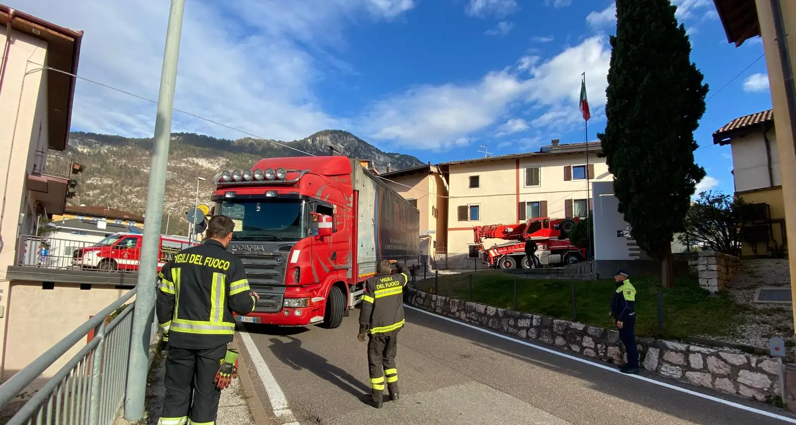 Il camion resta incastrato tra le case: liberato dalla gru dei vigili del fuoco