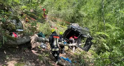 Con il Cayenne nel burrone al Renon: le vittime sono due note commercianti del centro di Bolzano e la loro colf