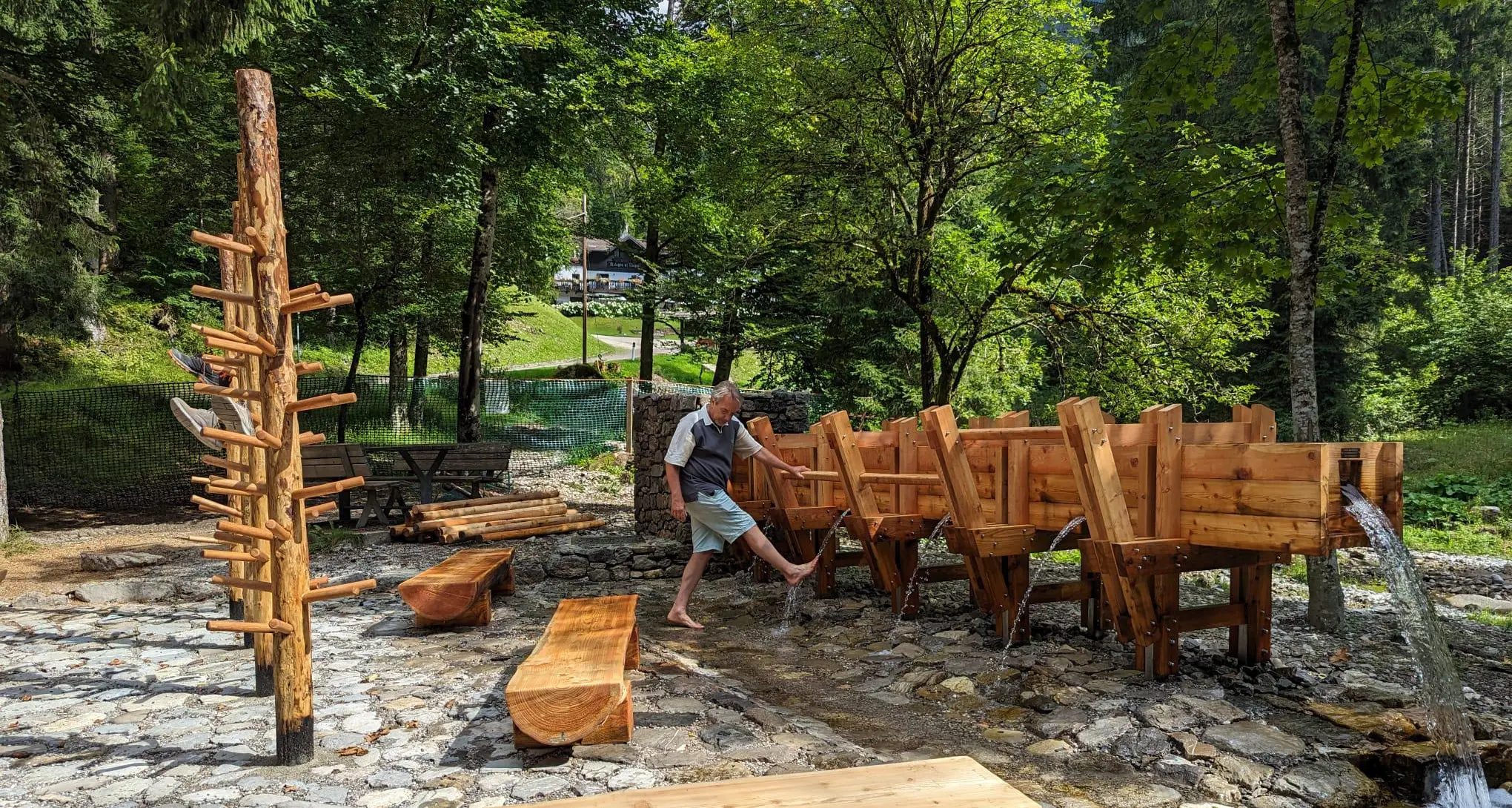 A piedi nudi nel bosco di Ledro, inaugurato il percorso benessere