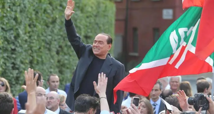 Silvio Berlusconi, il bollettino del San Raffaele: “Infezione polmonare che aggrava la leucemia scoperta da tempo”