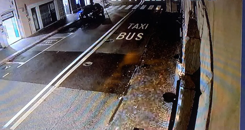 Chi imbratta Trento con lo spray? Il video e le foto della ragazza, alle 4 di notte in via Santa Croce