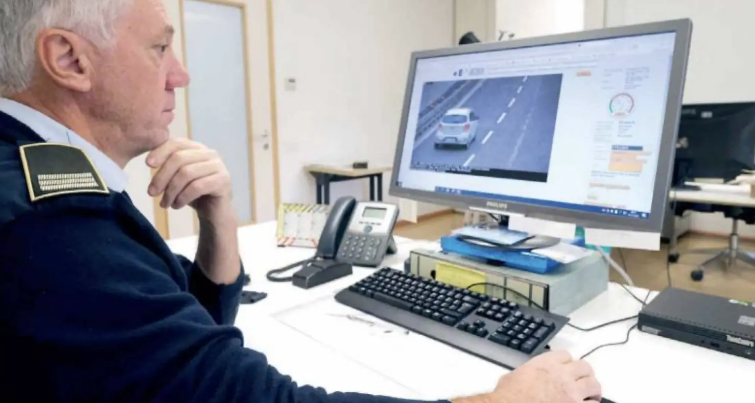 Multe, viaggio nella sala Var: dalle telecamere 1.200 segnalazioni al giorno tutte da vagliare