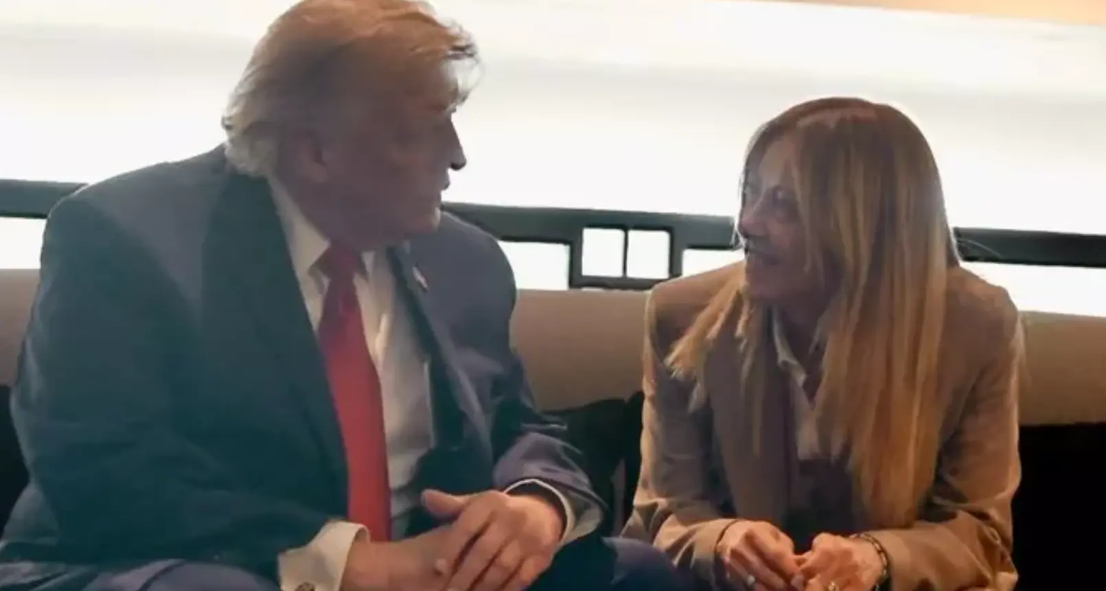 Trump: «Meloni mi ha implorato di fare una foto con lei, mi ha fatto pena»