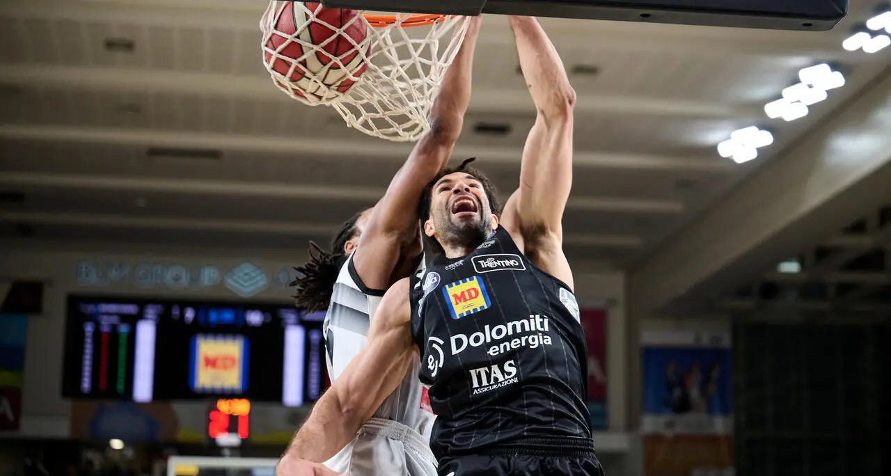 Sfuma la vittoria dell’Aquila Basket: battuta in rimonta 73-75 da Tortona