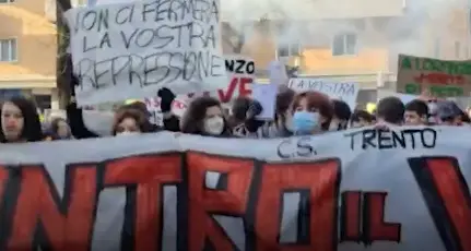 Corteo degli studenti, a Trento in piazza contro la maturità e l’alternanza scuola-lavoro, traffico in tilt in tutta la città