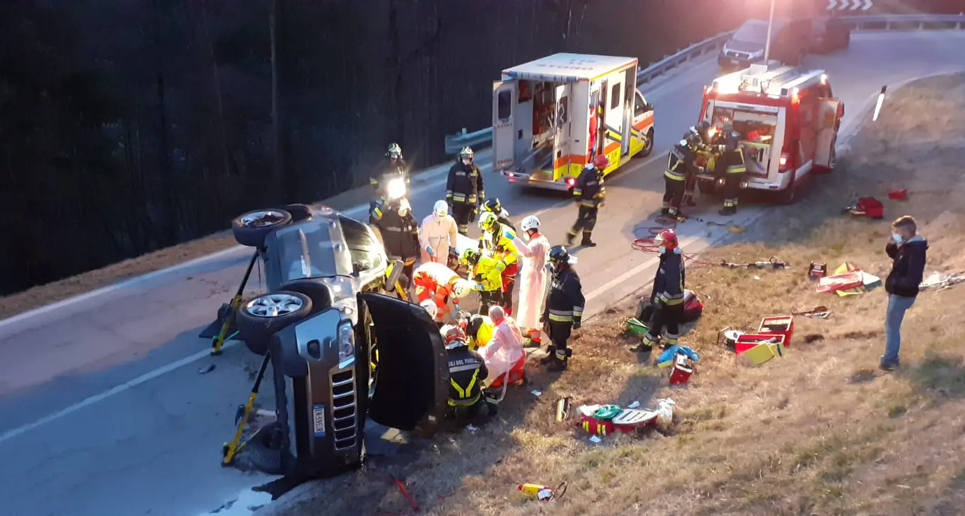 Storo: la Jeep vola dal tornante su quello sottostante, grave un uomo di 54 anni