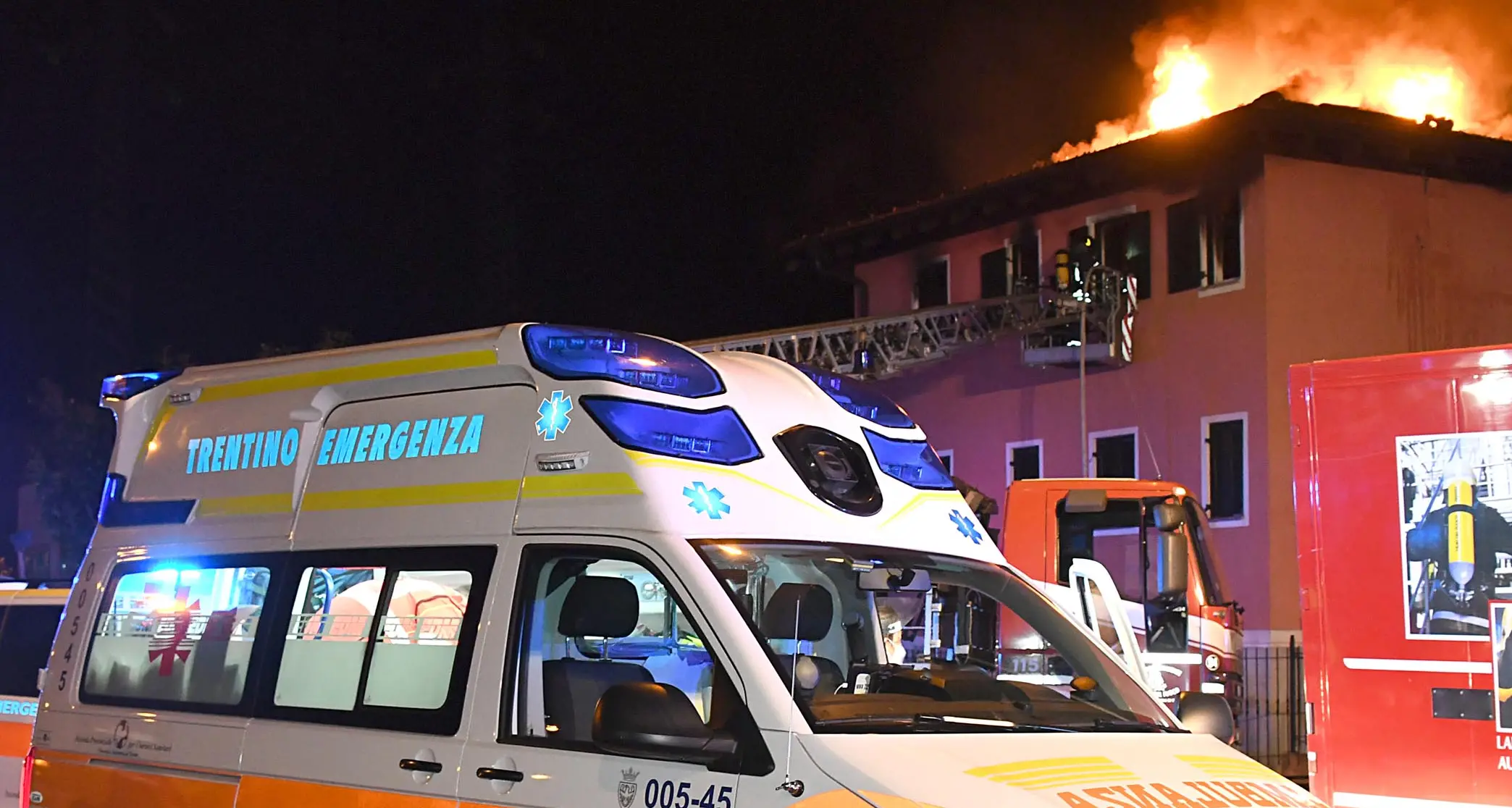 Incendio in via Brennero: si salva per miracolo buttandosi dalla finestra un senzatetto tunisino