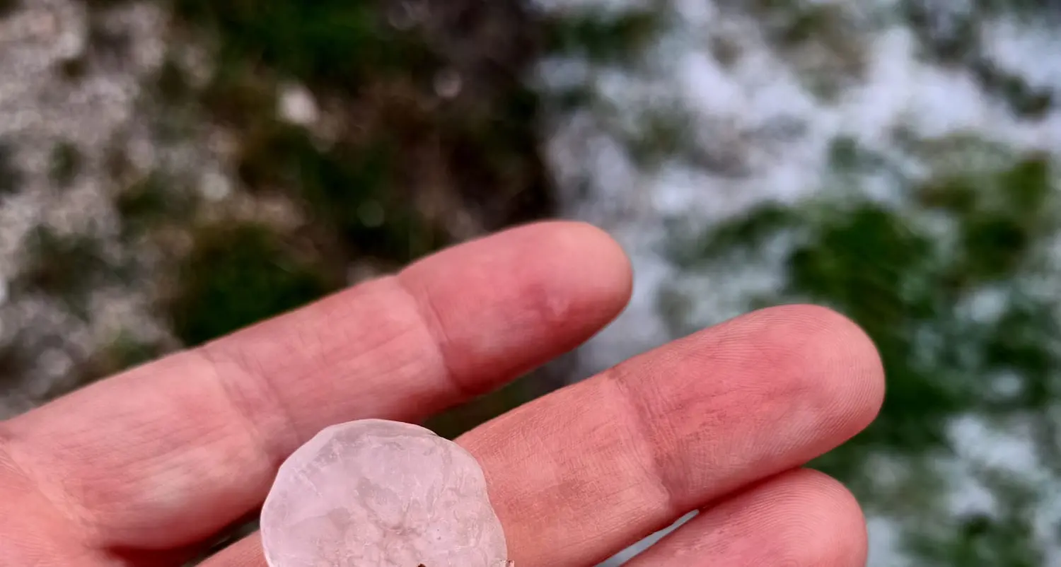 Disastrose grandinate in Val di Non e a Rovereto, il rio Cadino esonda e mette a rischio la statale del Brennero