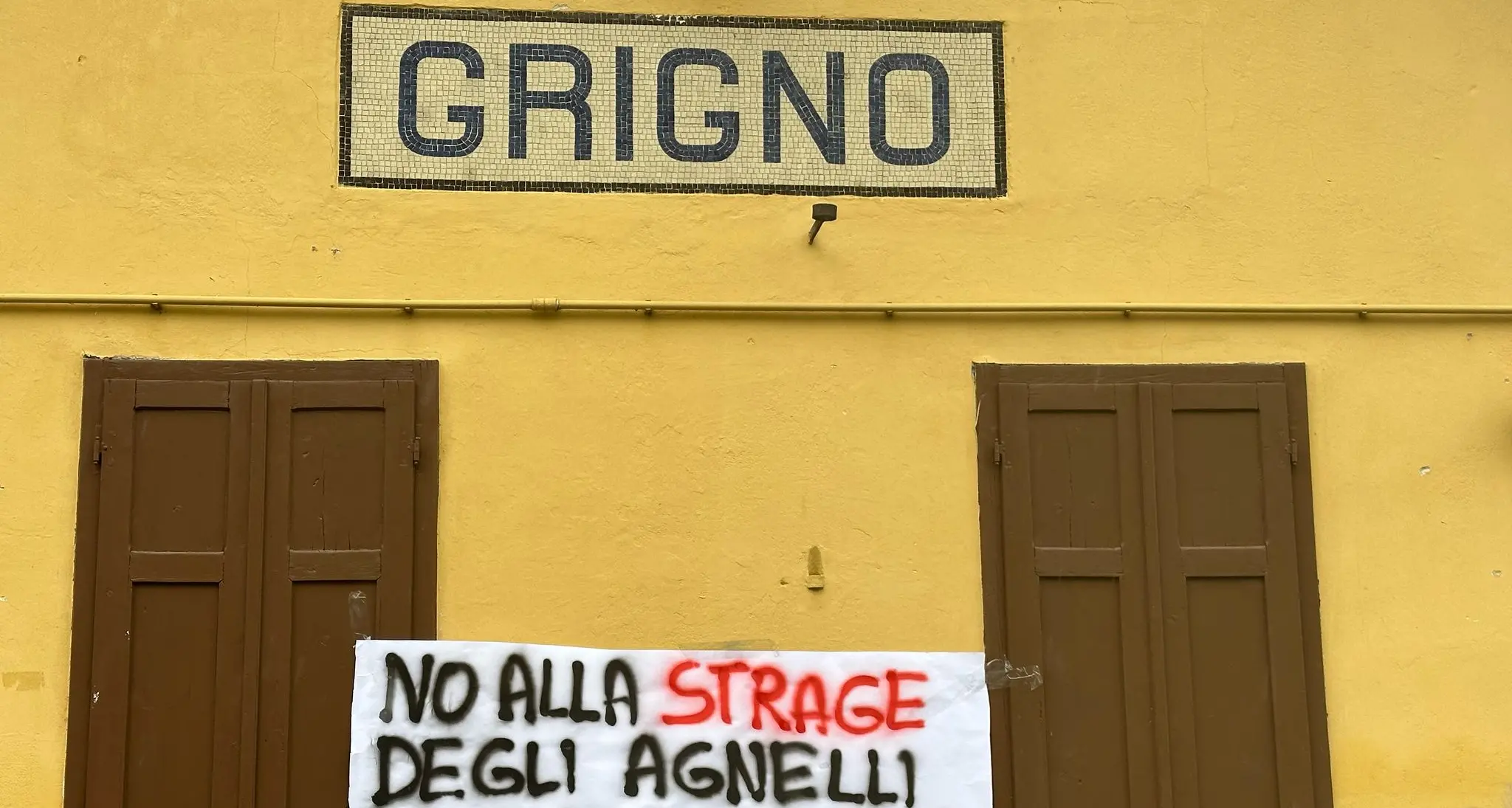 Blitz animalista alla stazione di Grigno: «Stop alla strage degli agnelli»