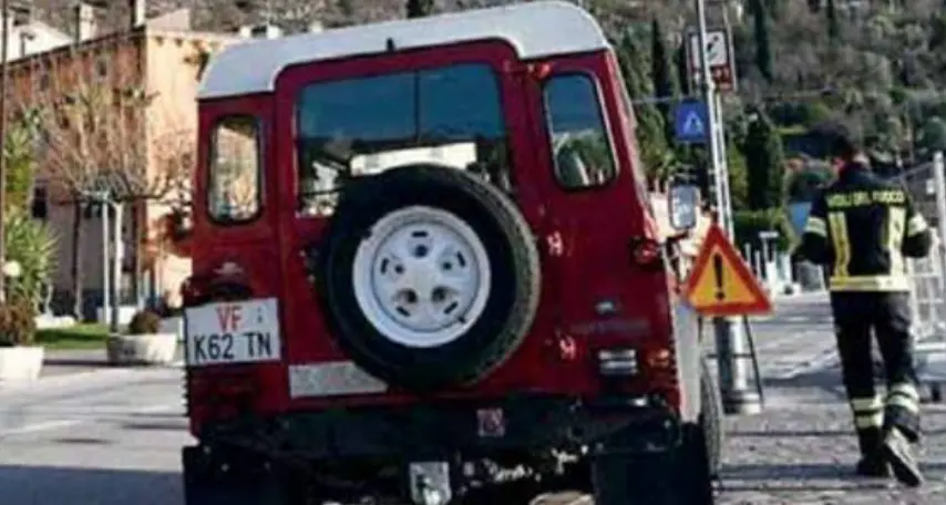 Bolognano, paura per il bimbo chiuso in auto: salvato dai vigili del fuoco di Arco
